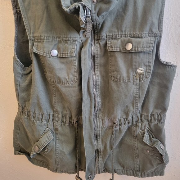 Green floral sleeveless utility vest by Ashley by 26 International, 100% cotton - Picture 2 of 4